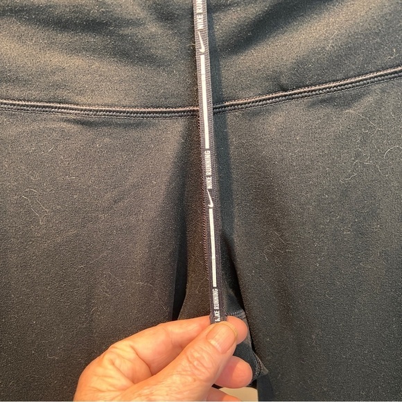 NIKE DRI FIT RUNNING LEGGINGS W/Reflective safety dots. Zip Pocket. Size Medium - Picture 4 of 8